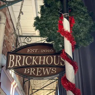 a sign for brickhouse brews