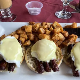 Eggs benedict with sausage links