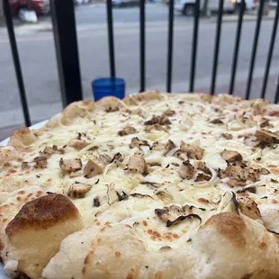 Chicken Alfredo Pizza had zero flavor but not terrible