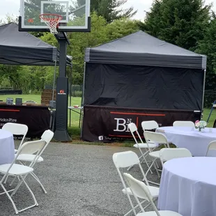 Kept the work area covered keeping the focus on the pizzas that were served.