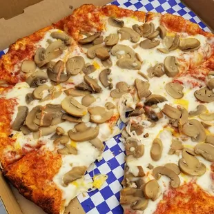 Asked for fresh mushrooms got canned, crust is similar to Me n Ed's pizza. Not that good..