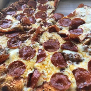 Medium Pepperoni Pizza.