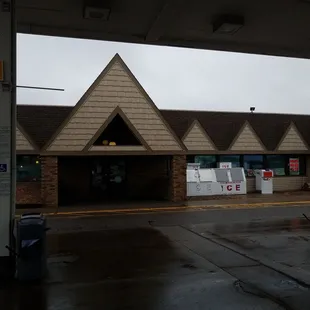 a view of a gas station from the outside