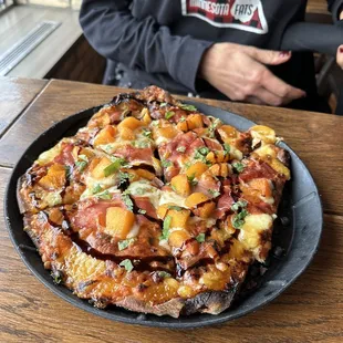 Pear and prosciutto pizza