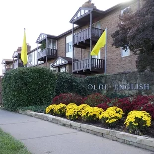 Olde English Manor-exterior3