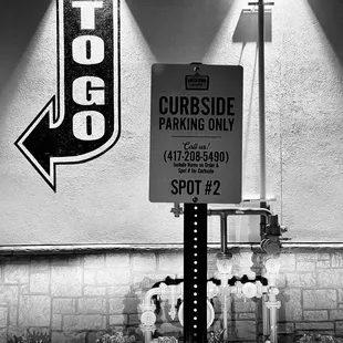 Noir waiting for curbside