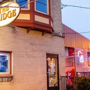 the outside of the bridge inn