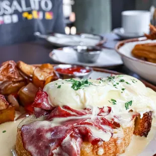 Hot Pastrami Benedict (@joeynht)