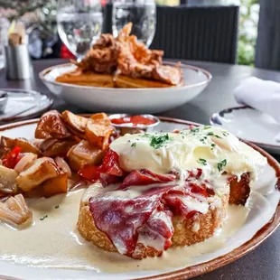 Hot Pastrami Benedict (@joeynht)