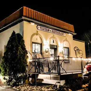 The tavern at night