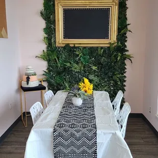 4-top table with attractive wall
