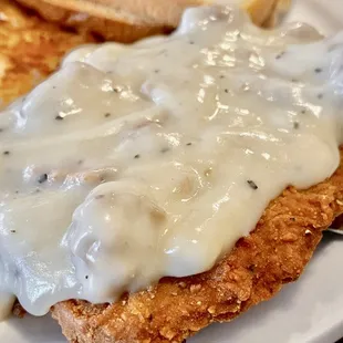 a plate of fried chicken with gravy