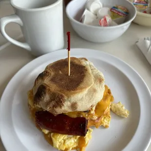 Eggs with cheese and linguiça on an English muffin.