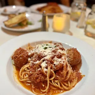 a plate of spaghetti and meatballs