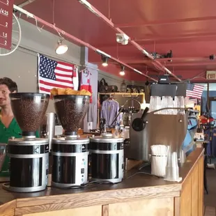 See that groovy guy in green? He made my first Cafe Brioso latte!