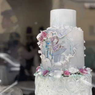 a wedding cake in a shop window