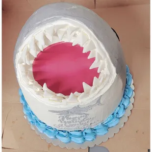 a cake with a shark&apos;s mouth