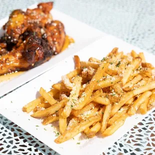 food, chicken wings and fried chicken