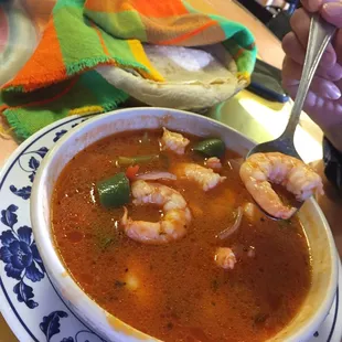 Lots of shrimp in it, already peeled.