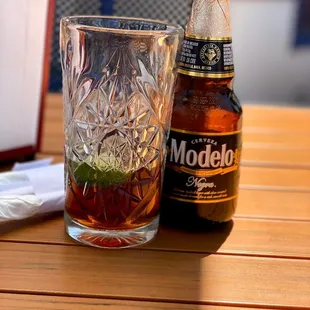 Negra Modelo $5