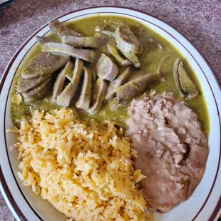 Delicioso chile verde, Tacos de asada y pechuga y carne a la parrilla con nopales