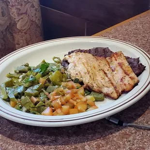 Pechuga y carne asada con nopales