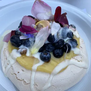 Pavlova with tangy lemon curd