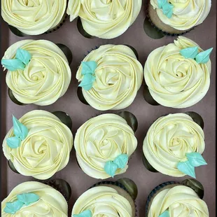 Lemon cupcakes with lemon curd