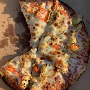 Create your own, gluten-free crust with chicken, artichoke, and red bell pepper. Delightful!