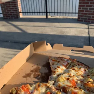 Create your own, gluten free crust with chicken, artichoke, and red bell pepper. Delightful!