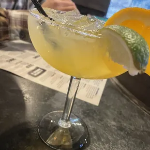 a margarita with a slice of lemon