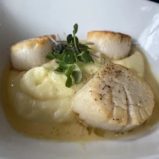 Seared scallops 4/5 mashed potatoes were on point and went really well with them