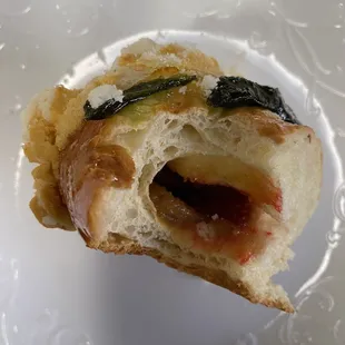 the filling makes their rosca de reyes so much more delicious than other ones i've tried