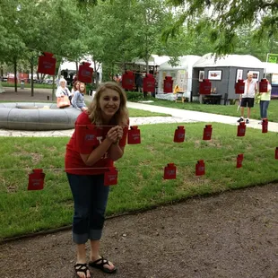 Yelptern, Meredith S, working her decorating skills:) @MeredithSlavens