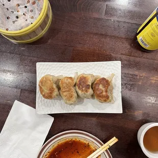 Vinegar in upper right corner but you have to ask for it if you do want vinegar as it's not readily available on the table