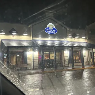 the outside of the restaurant at night