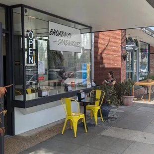 What a great place! Good was a hot, people were great. Right on the main street for people watching!