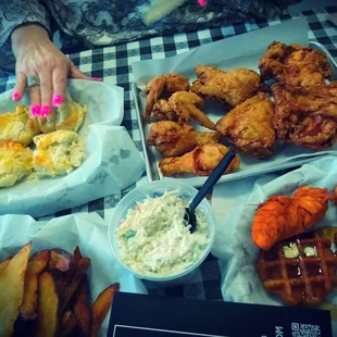 food, chicken wings and fried chicken