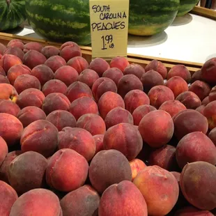a pile of peaches