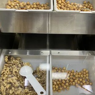 Unlimited crunchy toppings! Walnuts and fried chickpeas