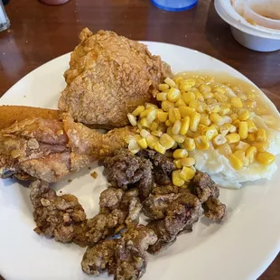 Chicken mashed potatoes and delicious chicken livers. Looked dry but they were not very good!!