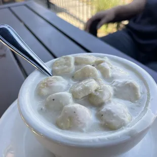 Clam chowder (hey some love tons of crackers ‍