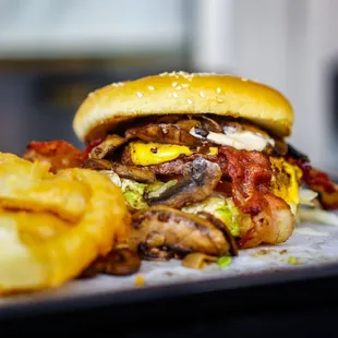 Bacon Cheeseburger with Mushrooms - IG: @nelson_eats