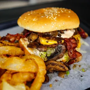 Bacon Cheeseburger with Mushrooms - IG: @nelson_eats