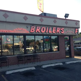 Broiler&apos;s Flip, Now with Outdoor seating!