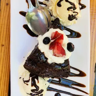 FlourLess Chocolate Cake with Vanilla Bean Ice Cream, a Hit! Not our first one either...