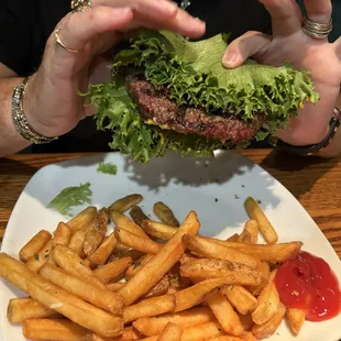 Wife is GLF, burger lettuce wrap, delicious,  They do provide GLF options...!