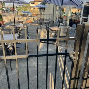 Out side dinning at the Broken Barret