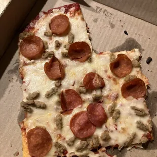 Woodfire Pizza, Sausage &amp; Pepperoni