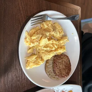 Scrambled eggs with beyond sausage